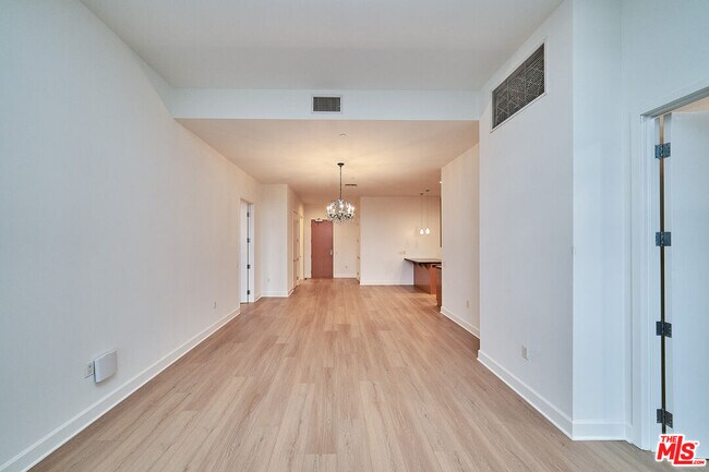 Building Photo - 3223 W 6th St