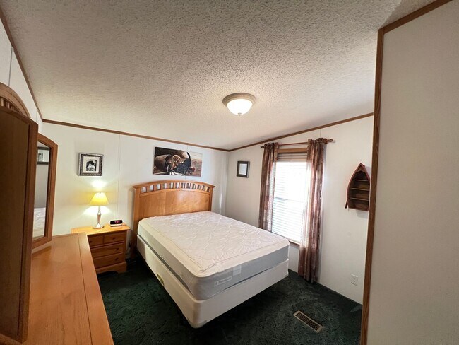 Building Photo - Fully Furnish with a relaxing LAKE access!