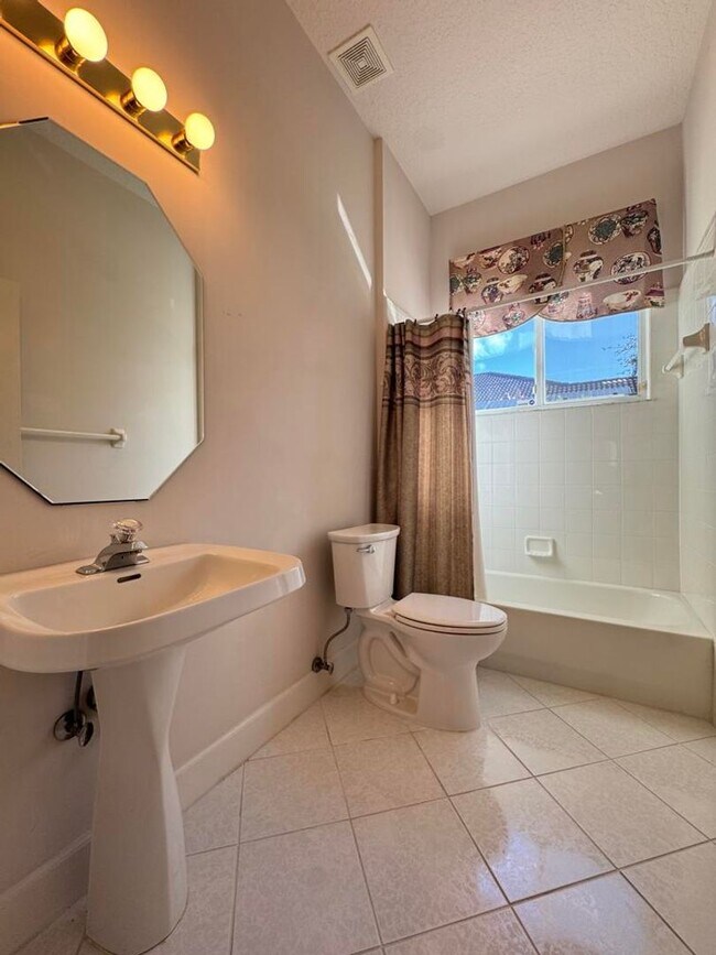 Building Photo - 4/3 Pool Home in Pelican Bay