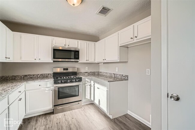 Building Photo - 2801 Custer Dr