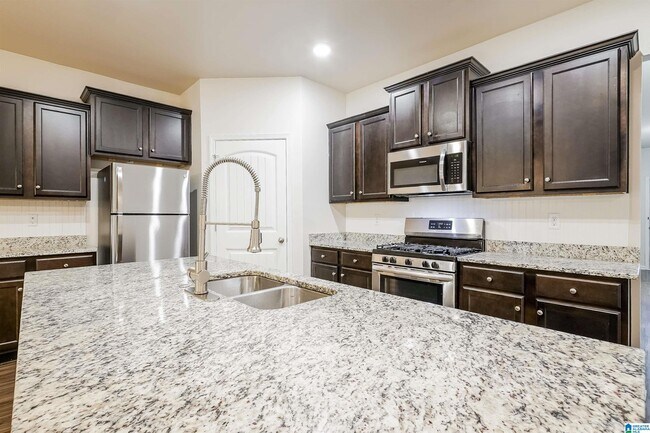 Building Photo - 1080 Park View Dr