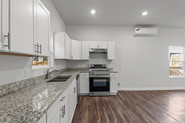 Building Photo - 117 Magendie St
