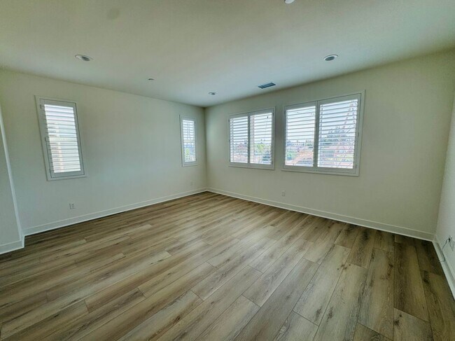Building Photo - 8631 Mission Villa Dr
