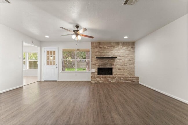 Building Photo - 2102 Whitelaw Dr