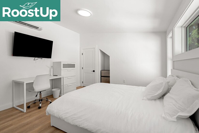 Building Photo - RoostUp Furnished Private Bedroom with Pri...