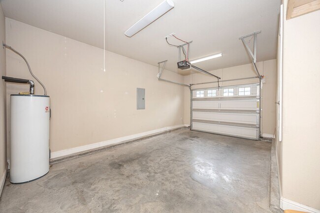 Building Photo - Charming Home Move-in Ready!
