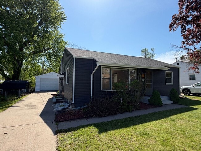 Building Photo - $1,450 | 2 Bedroom 1 Bath Home | Washer & Dryer | Garage