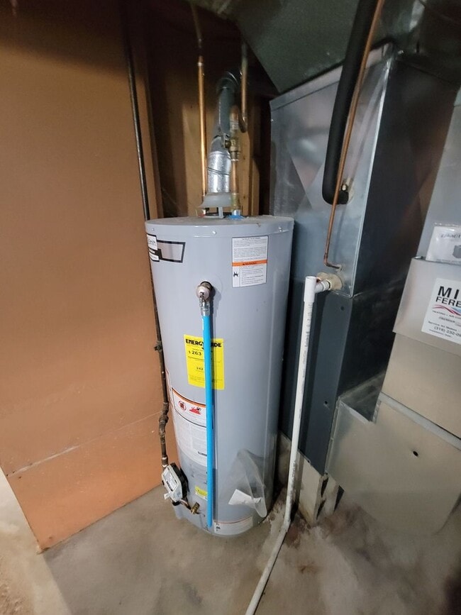 Building Photo - 3 Bedroom House with Large Garage