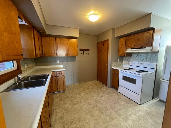 Building Photo - 556 E 5th St