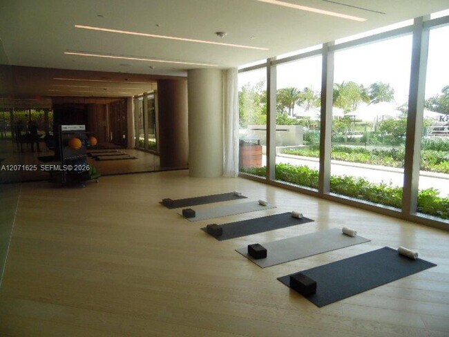 Building Photo - 10201 Collins Ave
