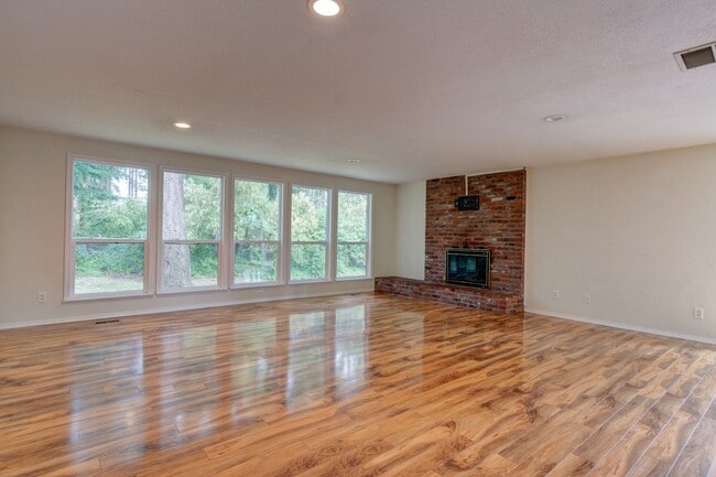 Building Photo - Newly Renovated 3 Bedroom in Oak Harbor