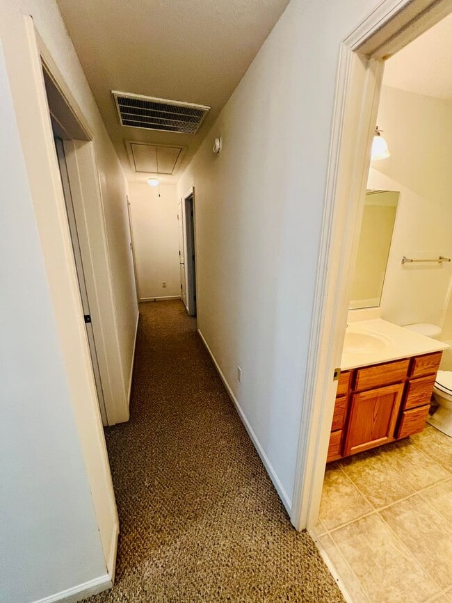 Building Photo - Townhouse Located at Pikes Place