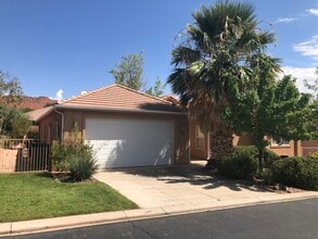 Beautiful Fenced yard with private hot tub - 1806 N Dixie Downs Rd