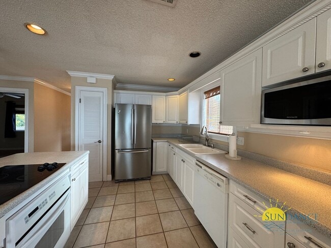Building Photo - Waterfront Condo with Stunning Views – 2BR...