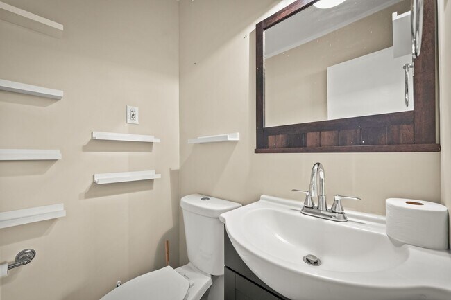 Building Photo - 909 Westgate Dr