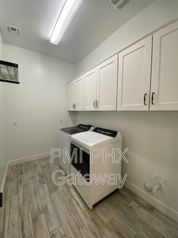 Building Photo - 2353 E Athena Ave