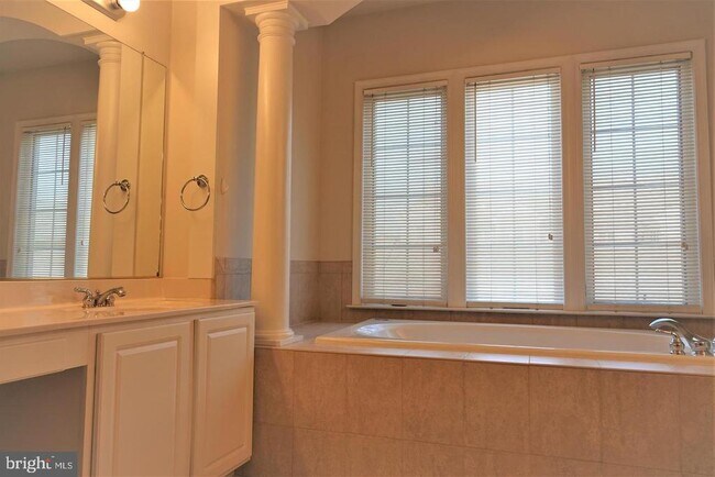 Building Photo - 1115 Crestfield Dr