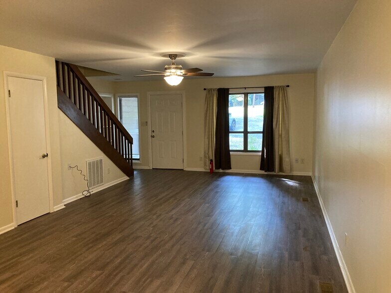 Spacious open living room - 185 Eagle Peak Cir