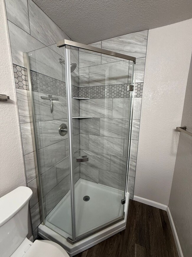 Building Photo - MOVE-IN READY!! 2 bed 2 bath Lakewood Condo