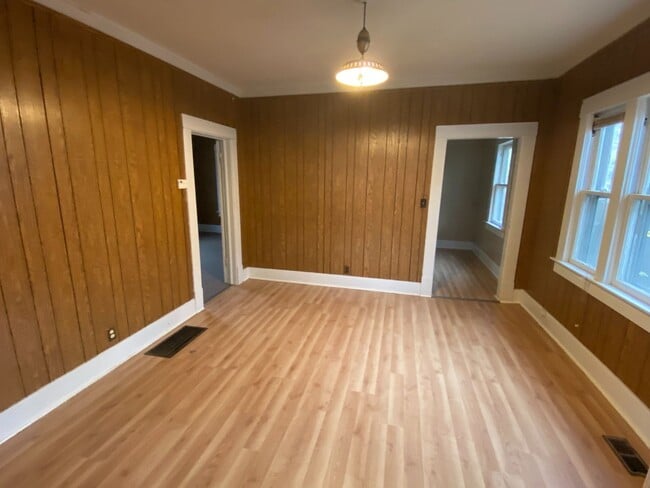 Building Photo - 2-Bed, 1-Bath Home