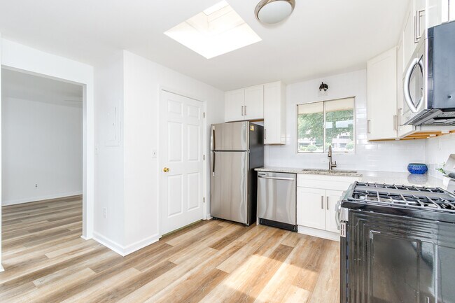 Building Photo - 346 Carpenter Dr NE