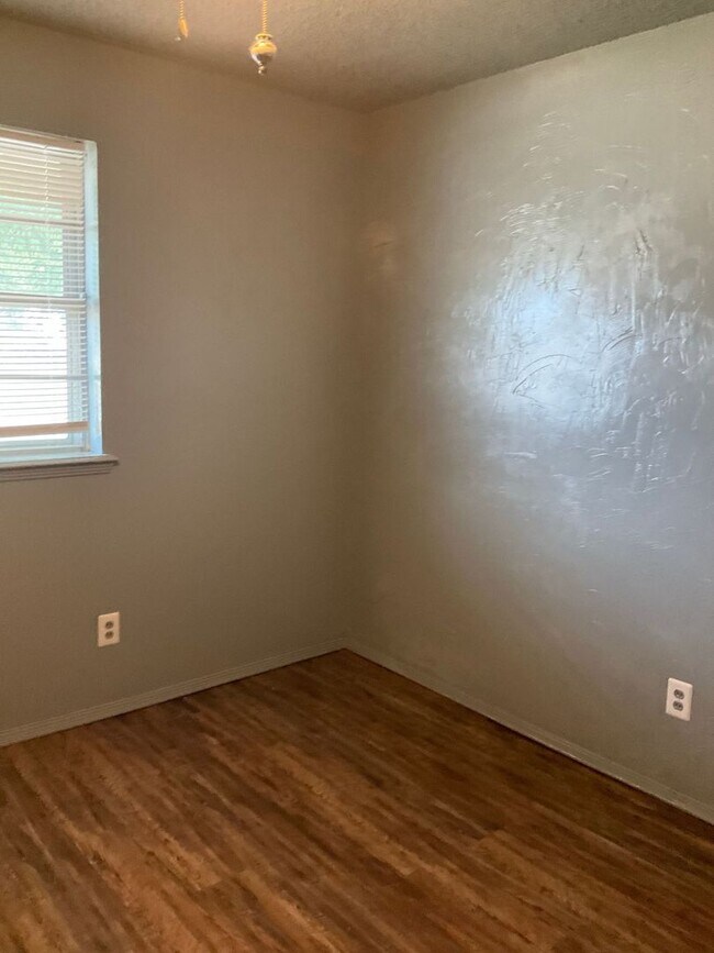 Building Photo - 1/2 OFF FIRST MONTHS RENT!  Great 3 Bed 1 ...