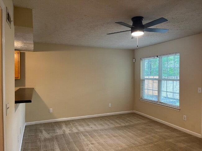 Building Photo - "Charming 2-Bedroom Townhouse with 2.5 Baths in Murfreesboro – Spacious 1,290 Sq Ft Living!"