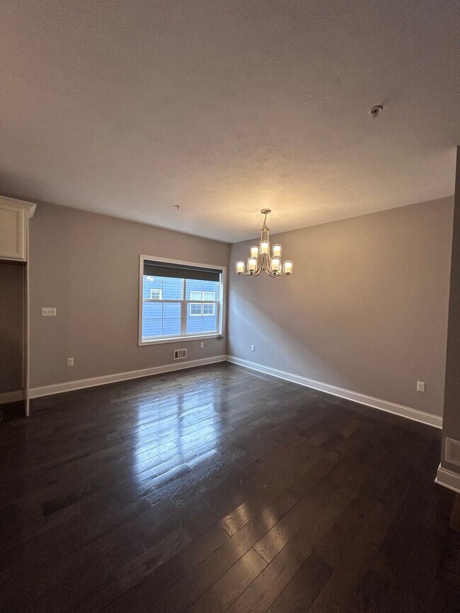 Building Photo - Modern 3-Level North Side Townhome with Garage
