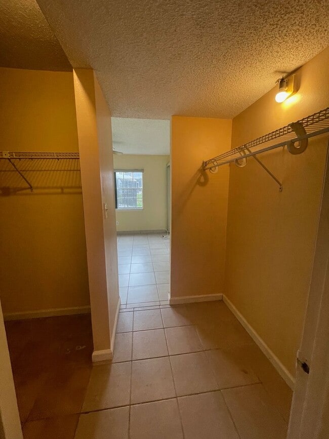 Building Photo - FREE 1ST MONTH RENT 1 Bed 1 Bath | Central Air | Community Pool | Section 8 Welcome