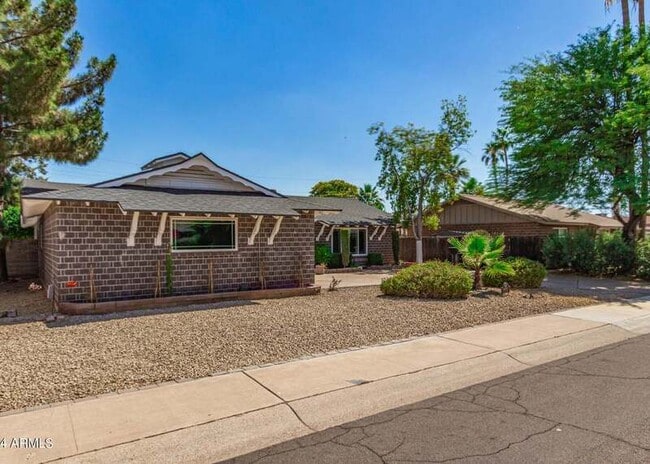 Building Photo - 8737 E Sage Dr