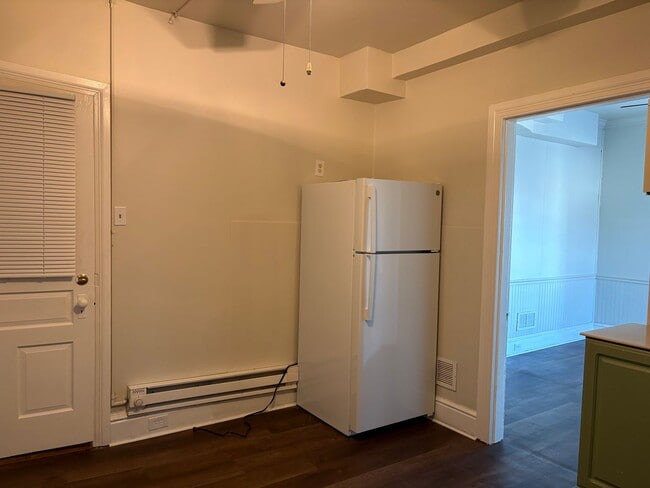 Building Photo - 1369 W Market St