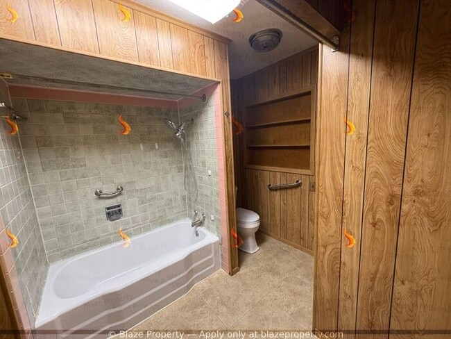 Building Photo - 4 bedroom 2 bathroom home in Lawndale read...