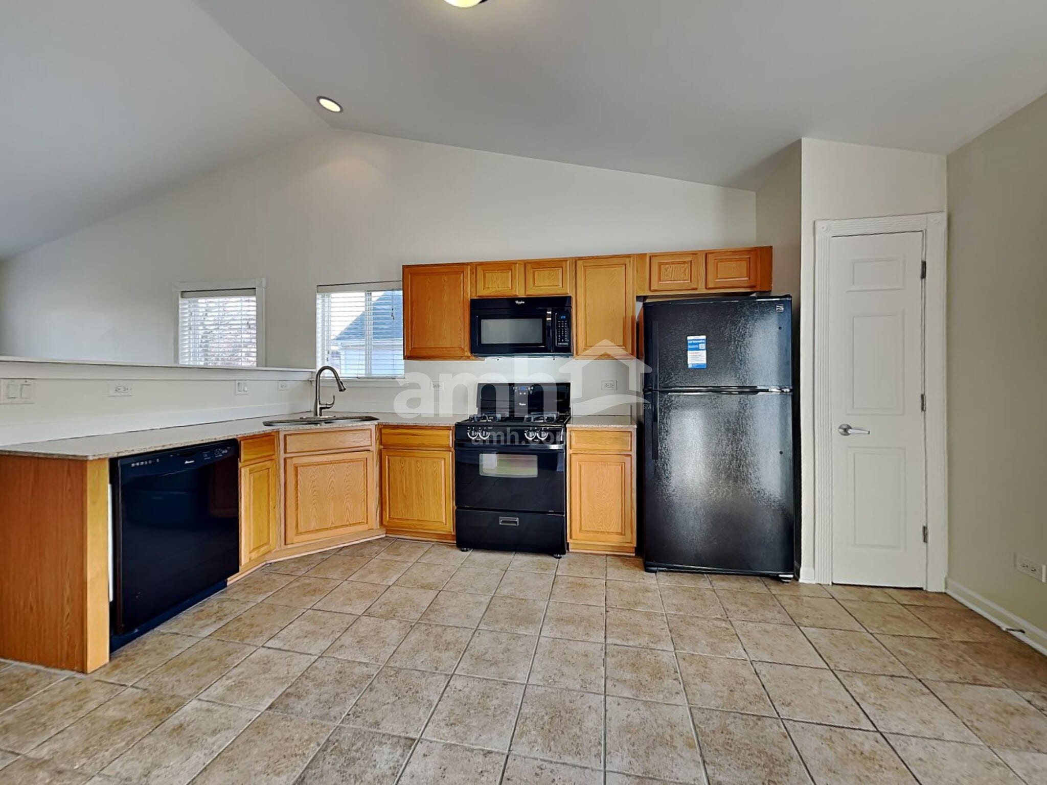 Building Photo - 915 Mission Blvd