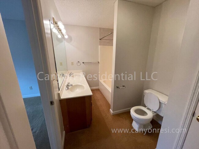 Building Photo - Beautiful 3b Room!Move in ready!