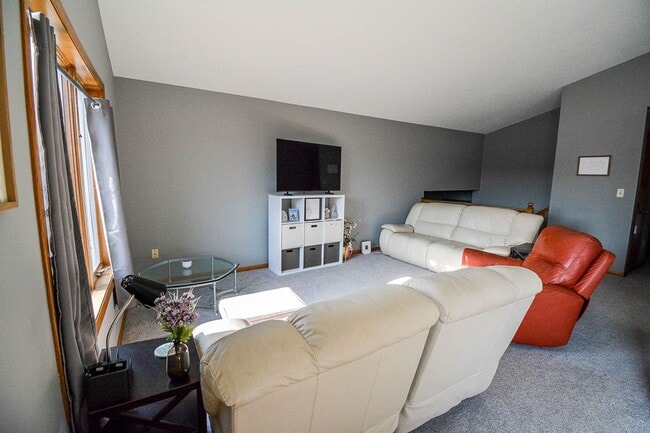 Building Photo - Bright 4BR on Corner Lot in SW Rochester