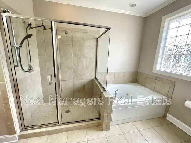 Building Photo - 1922 Harcourt Cir