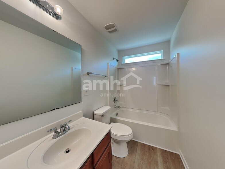 Building Photo - 2004 Centerview Dr