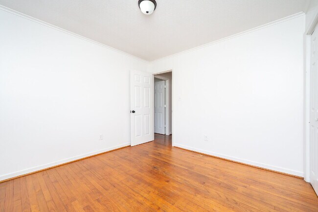 Building Photo - 2 Bed / 1 Bath Bottom Unit Duplex Convenient Spartanburg Location with Modern Features $1000/mo rent