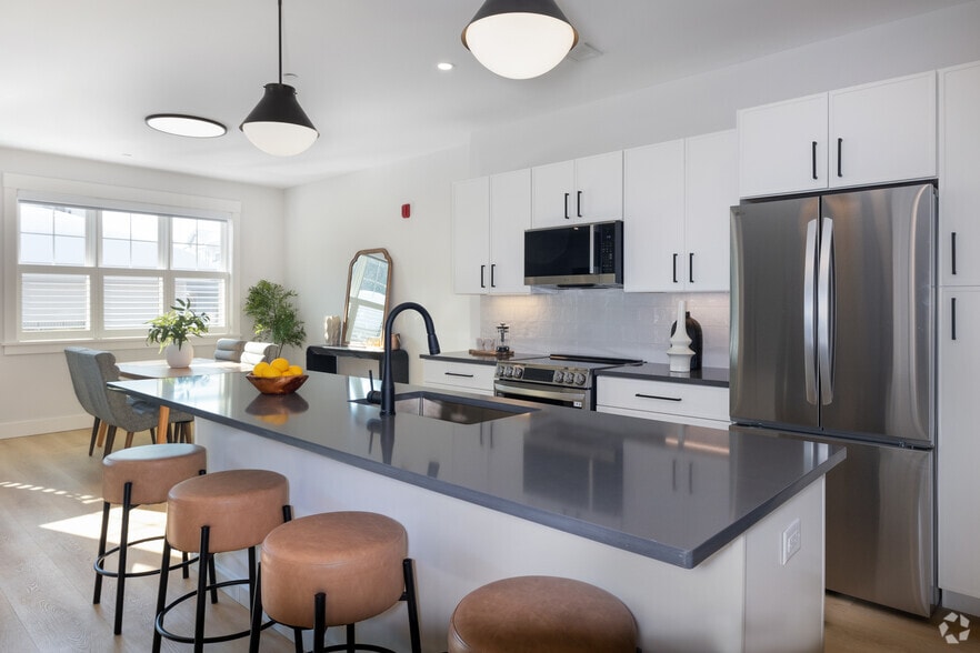 1BR, 1BA - 869SF - Kitchen - 100 Plank