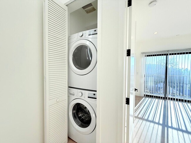 Building Photo - Beautiful Modern Luxury 4 Story Townhome - 4 bed - 3.5 bath with Rooftop Deck in Silver Lake