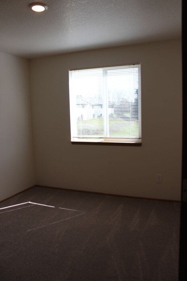 Building Photo - 4 bedroom 2 bath family home in quiet Scappoose neighborhood