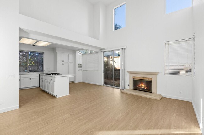 Building Photo - Spacious Vista Home