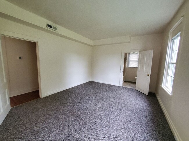 Building Photo - Spacious Downstairs Apartment