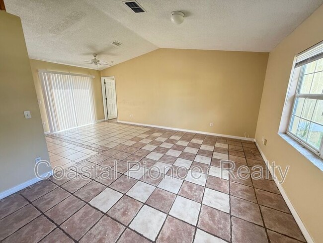 Building Photo - 724 Versailles Ln