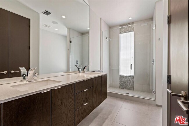 Building Photo - 1175 Los Robles Dr