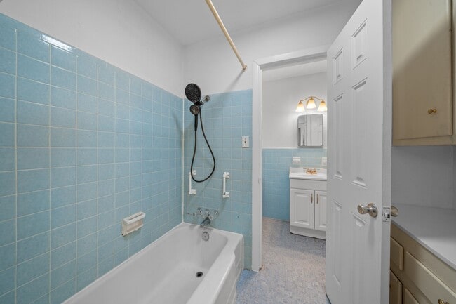 Building Photo - 10046 Cedardale Dr