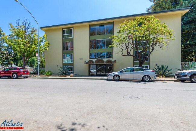 Building Photo - Lovely & Spacious Condo | A/C | In-Unit La...