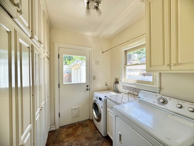 Building Photo - 548 W 4th Ave