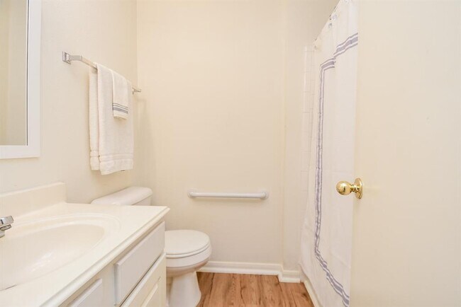 Building Photo - 8051 Bay Branch Dr