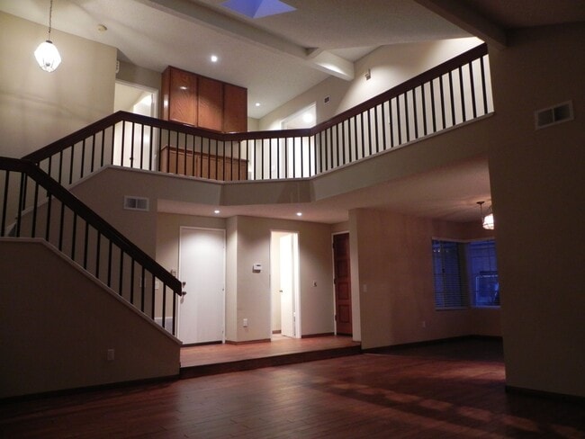 Building Photo - 4 Bed/2.5 Bath Spacious Two Story Home at ...